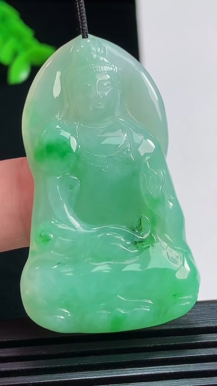 天然A货翡翠大势至菩萨吊坠，尺寸48-29-5 重量:14.34g
8月3日