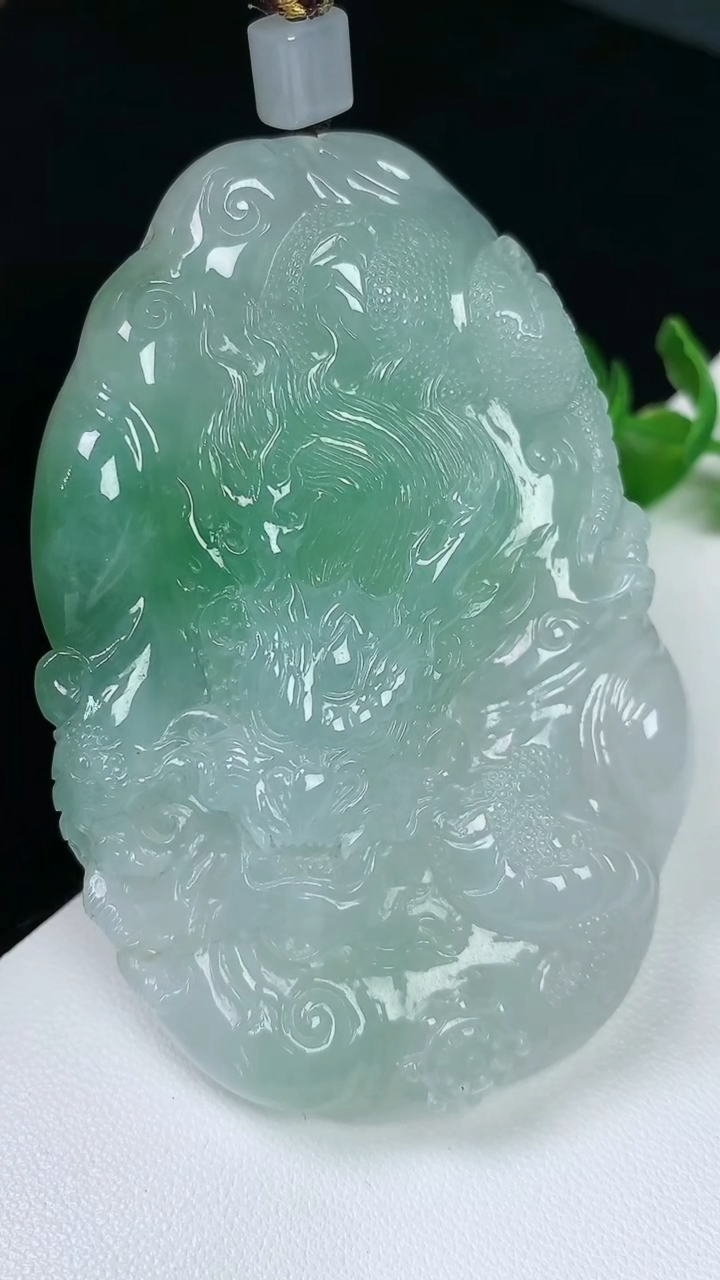 天然A货翡翠龙牌吊坠，尺寸73.8-48.2-11.2，重量:71.31g
8月3日