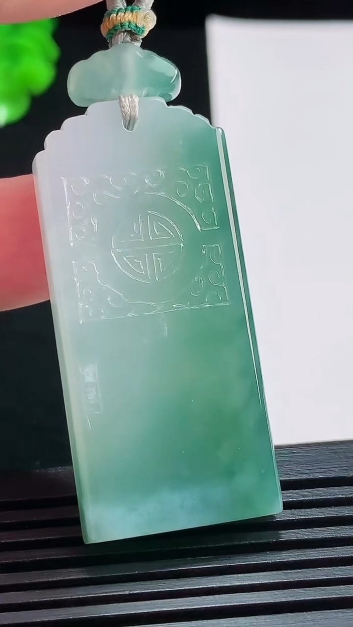 天然A货翡翠冰种飘花仿古无事牌吊坠，尺寸46-21-6 重量:22.13g
8月3日