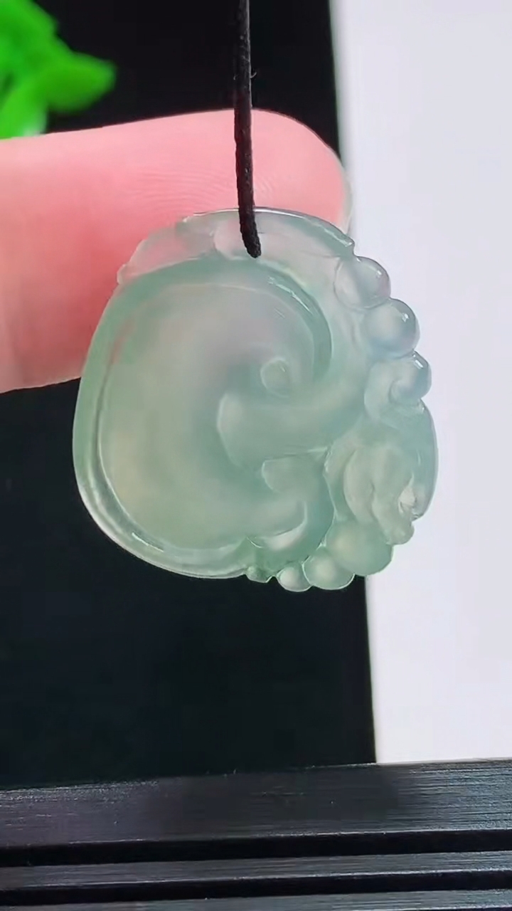 天然A货翡翠如意吊坠，尺寸26-22.8-4.6 重量:4.23g
8月3日
