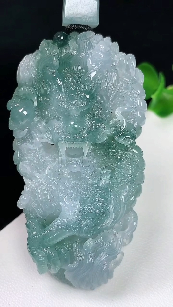 天然A货翡翠龙牌吊坠，尺寸65-34.7-12.5，重量:48.21g
8月3日