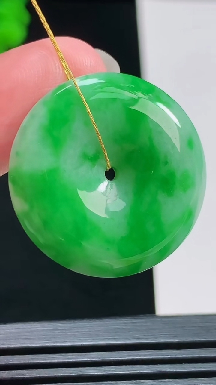 天然A货翡翠平安扣吊坠，尺寸26.5-6.2 重量:9.00g
8月3日