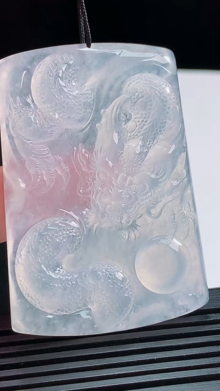 天然A货翡翠种白冰龙牌吊坠，尺寸55.5-38.6-6 重量:29.70g
8月3日
