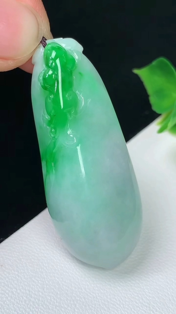 天然A货翡翠福瓜吊坠，尺寸45.9-18.3-11.8，重量:17.81g
8月3日