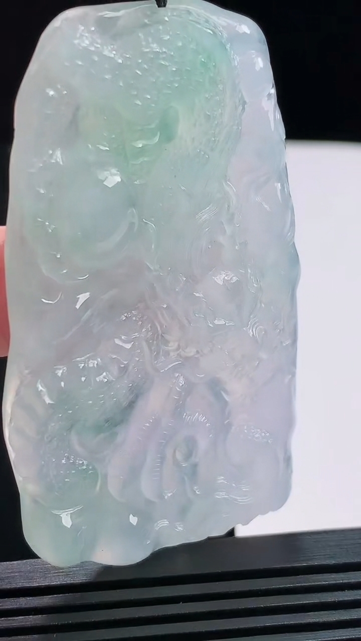 天然A货翡翠龙牌吊坠，尺寸65.6-37-6 重量:37.76g
8月3日