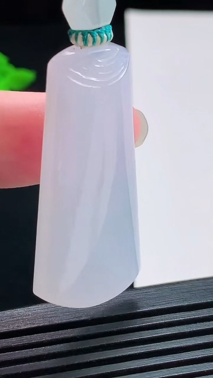 天然A货翡翠冰种紫罗兰仿古无事牌吊坠，尺寸42-20-5.6 重量:12.66g
8月3日