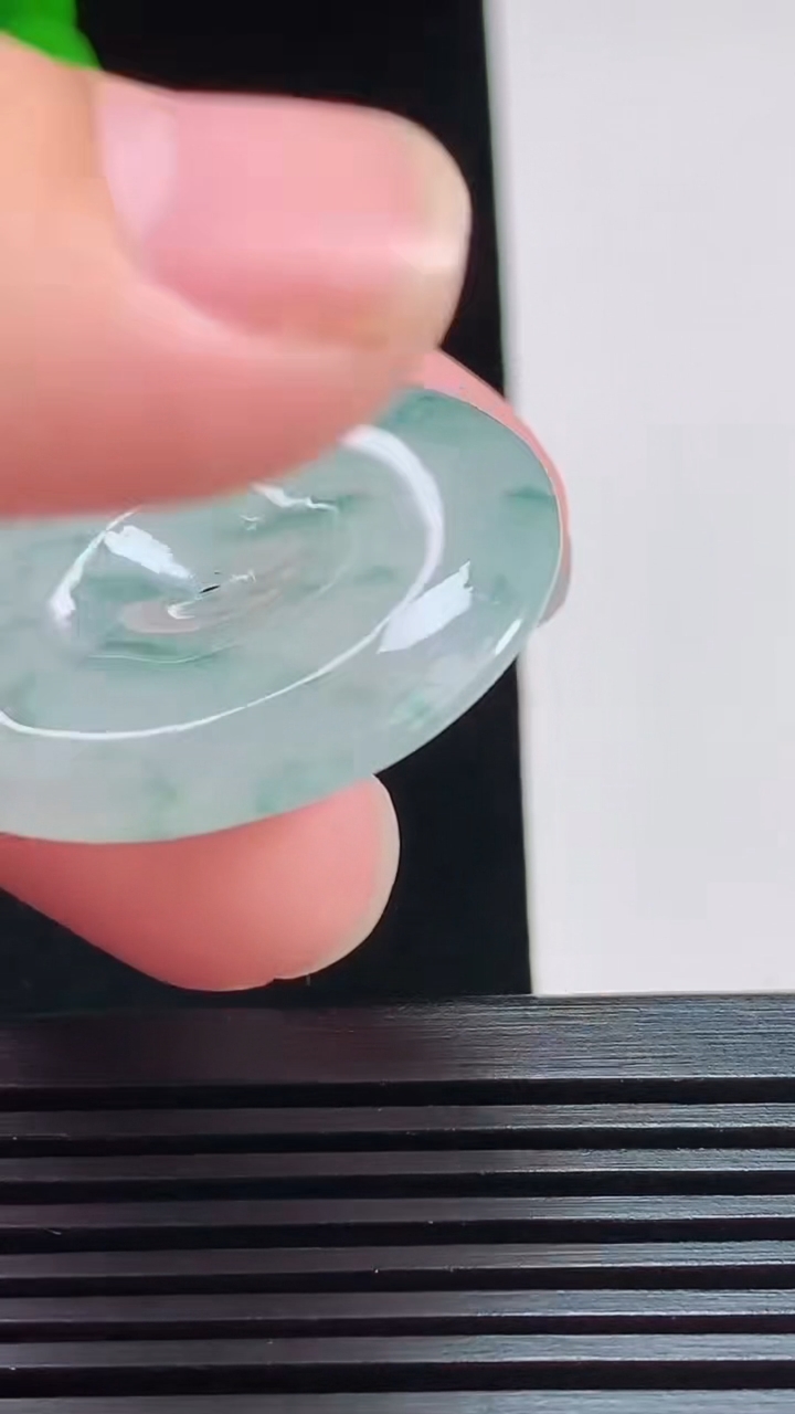 天然A货翡翠飘花平安扣吊坠，尺寸33-5 重量:12.10g
8月3日