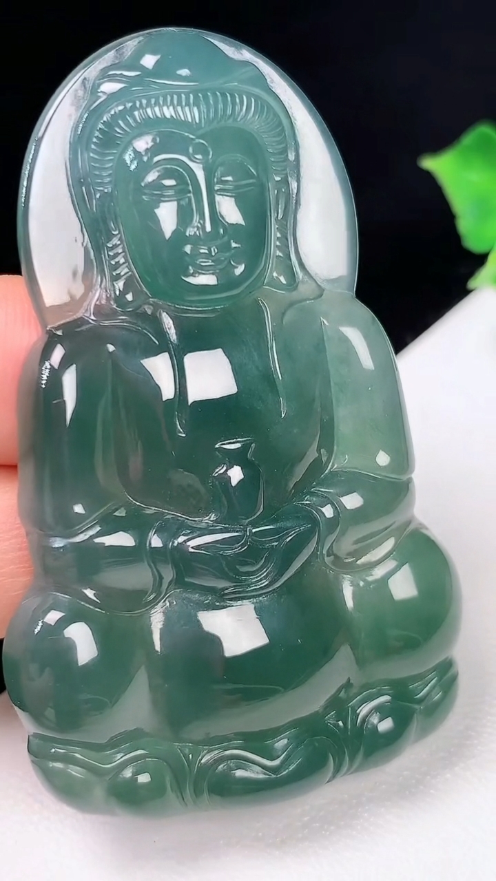 天然A货翡翠蓝水观音菩萨吊坠，尺寸56.8-34.8-5.2，重量:19.56g
8月3日