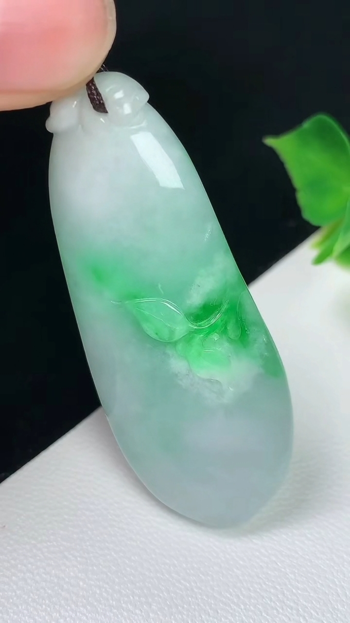 天然A货翡翠福瓜吊坠，尺寸45.9-18.3-11.8，重量:17.81g
8月3日
