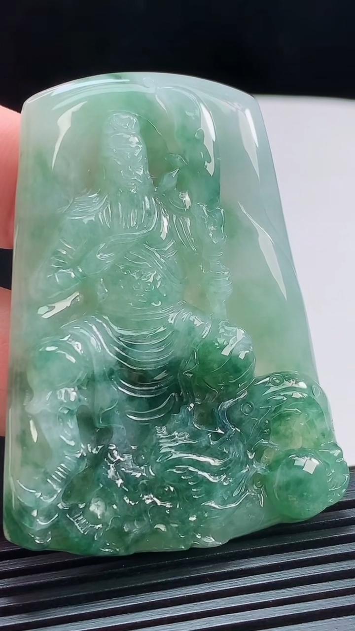 天然A货翡翠飘花御龙关公吊坠，尺寸61-44-6 重量:33.19g
8月3日