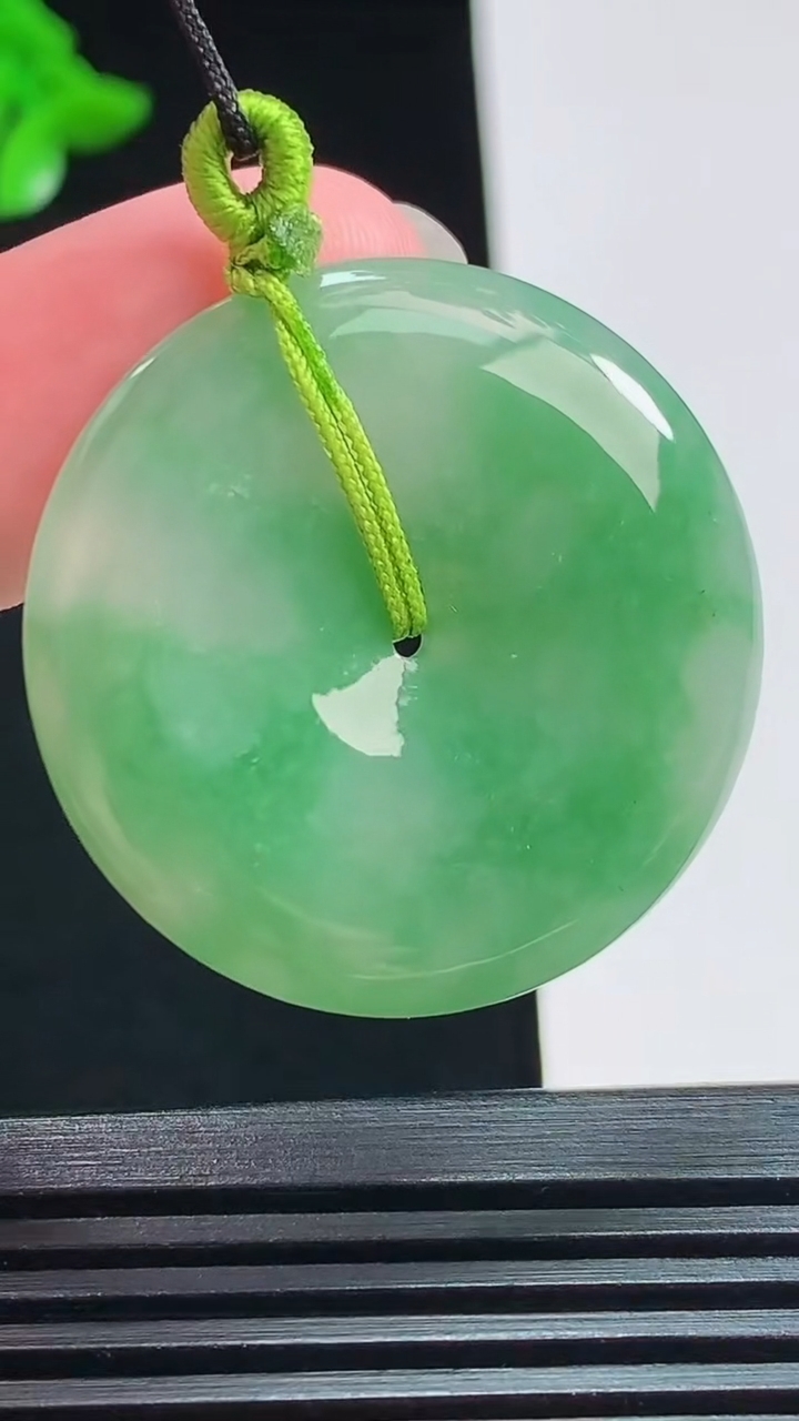 天然A货翡翠平安扣吊坠，尺寸33-5 重量:11.80g
8月3日