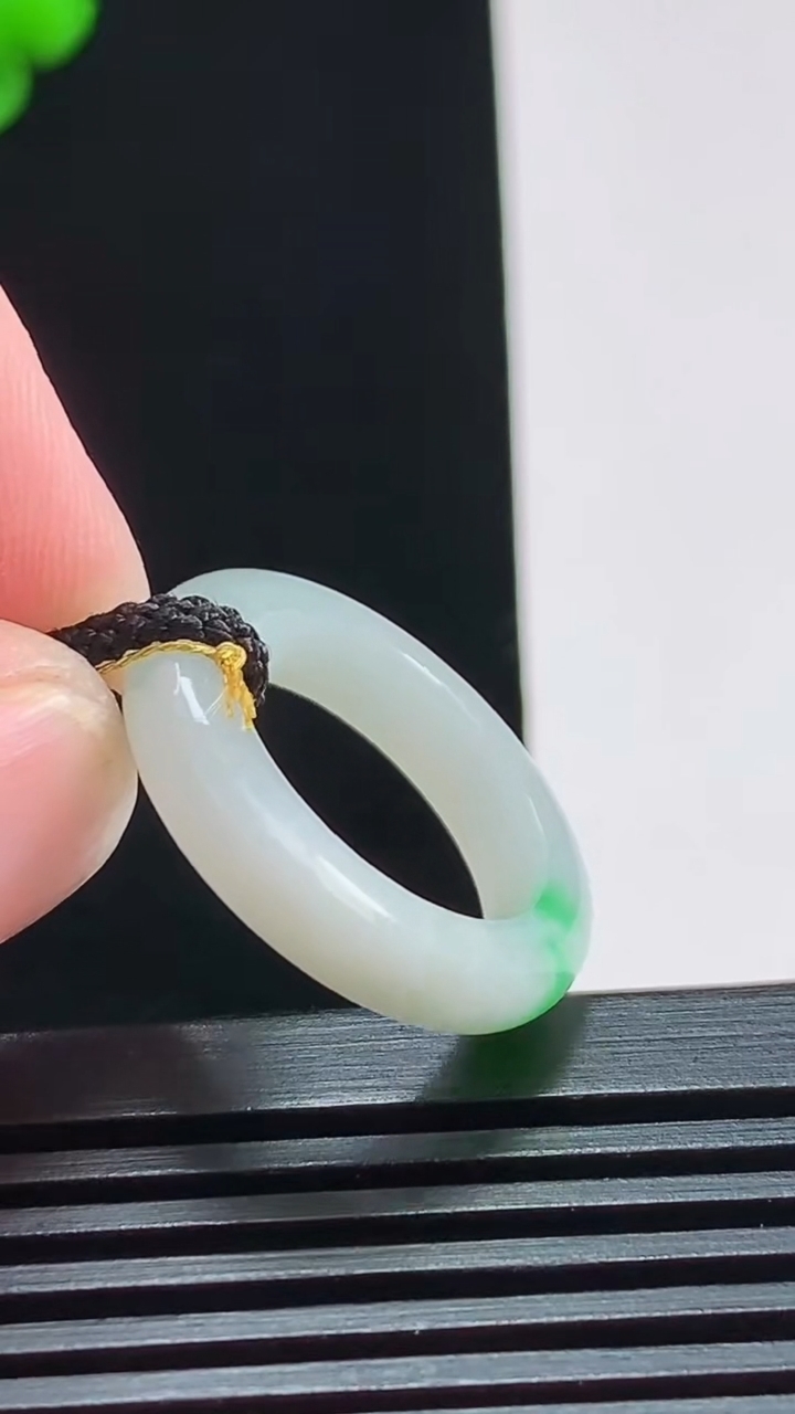 天然A货翡翠玉指环 戒指，尺寸17-4.6-3.5 重量:3.44g2026年8月3日
工厂直销收藏佳品,种好水足，色泽均匀，有种有色，上手高大气！