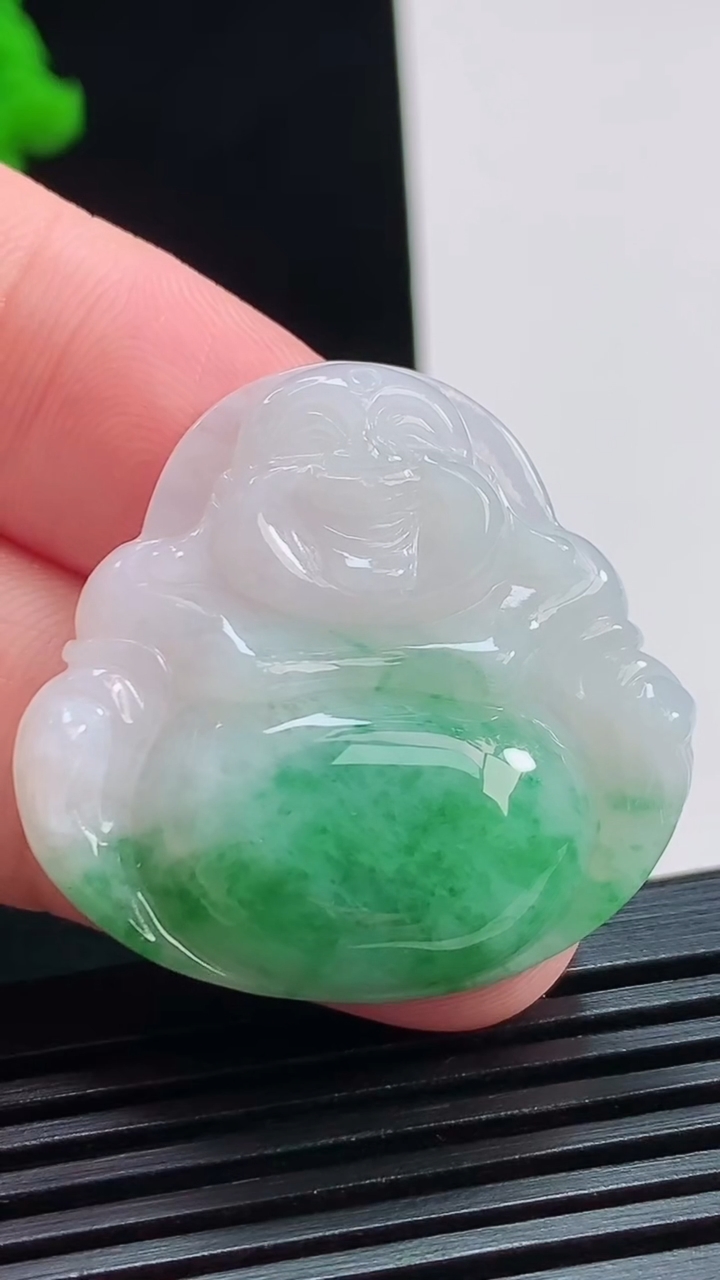 天然A货翡翠飘花佛公吊坠，尺寸31.6-33.5-6.2，重量:10.10g
8月3日
