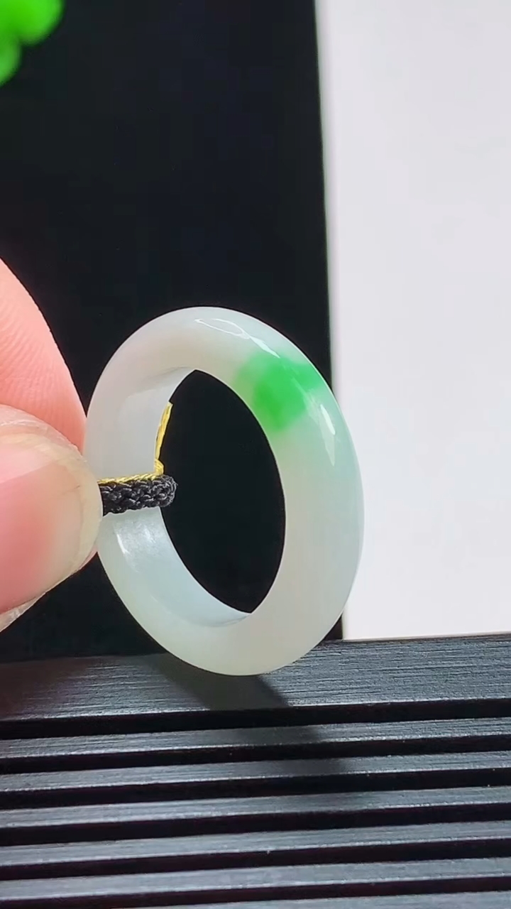 天然A货翡翠玉指环 戒指，尺寸17-4.6-3.5 重量:3.44g2026年8月3日
工厂直销收藏