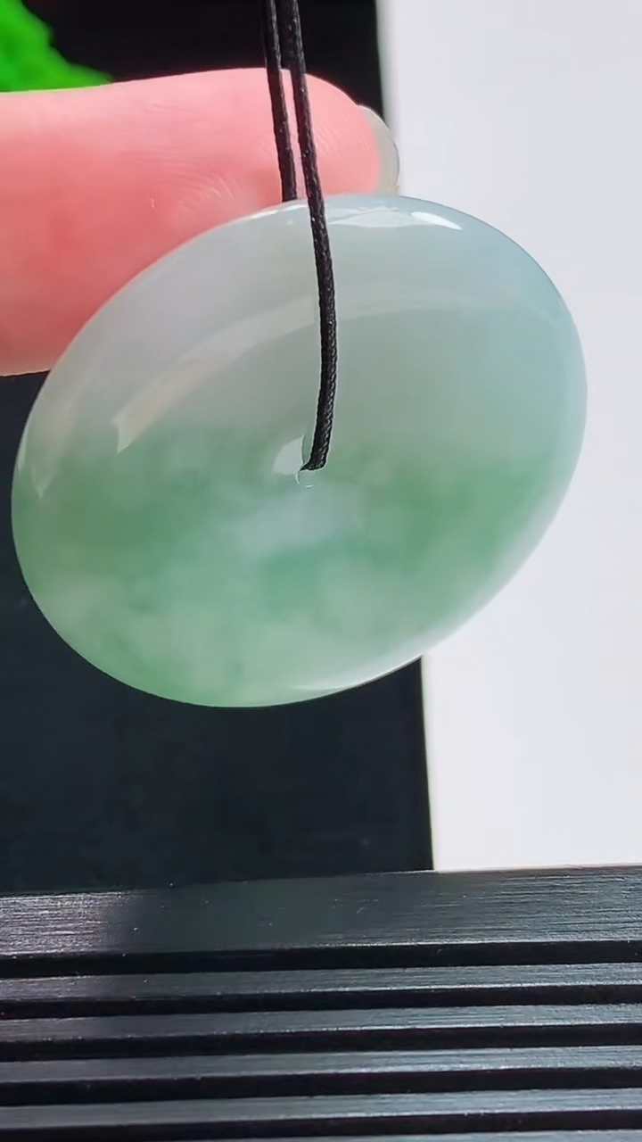 天然A货翡翠平安扣吊坠，尺寸34.5-5.5 重量:14.30g
8月3日