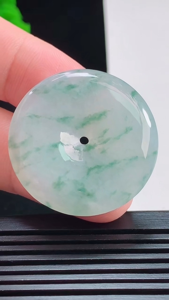 天然A货翡翠飘花平安扣吊坠，尺寸33-5 重量:12.10g
8月3日
