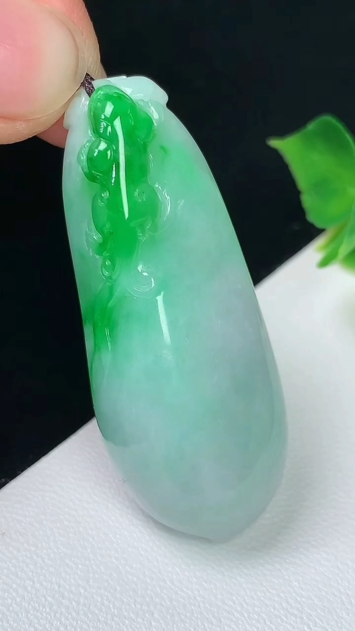 天然A货翡翠福瓜吊坠，尺寸45.9-18.3-11.8，重量:17.81g
8月3日