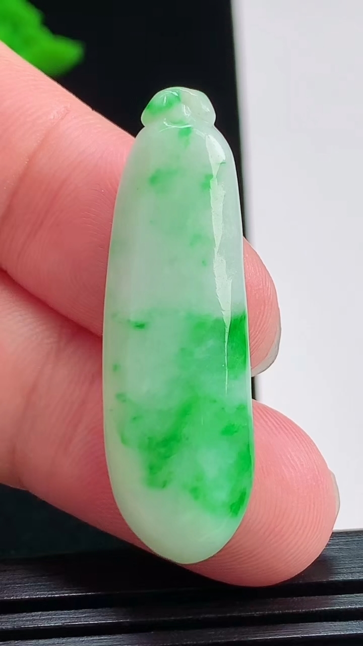 天然A货翡翠福瓜吊坠，尺寸39.5-12-5.2 重量:5.40g
8月3日