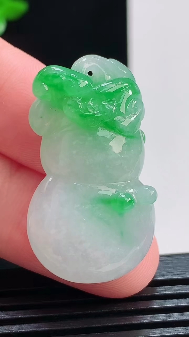 天然A货翡翠葫芦吊坠，尺寸35-20-8.8 重量:11.55g
8月3日