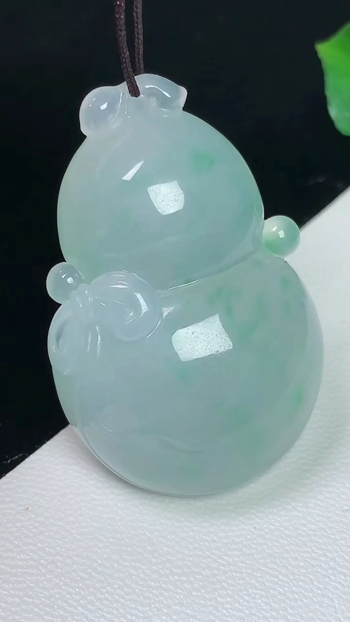 天然A货翡翠葫芦吊坠，尺寸39.3-25.6-11.5，重量:19.21g
8月3日