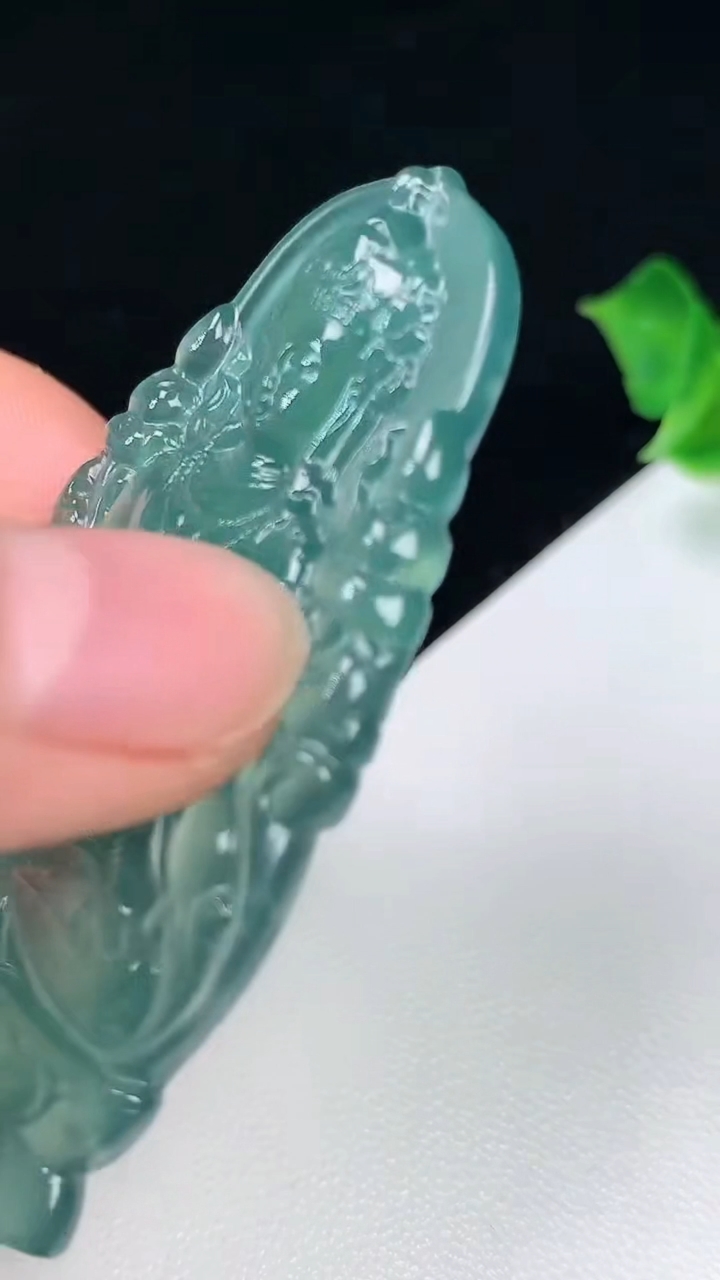 天然A货翡翠蓝水度母吊坠，尺寸56.4-33-4.5，重量:16.52g
8月3日