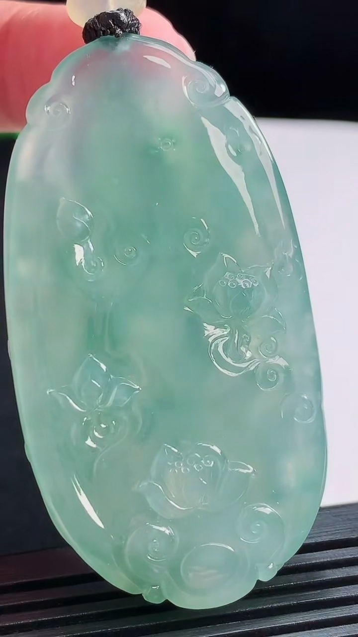 天然A货翡翠大势至菩萨吊坠，尺寸66-35-10.3 重量:47.83g
8月3日