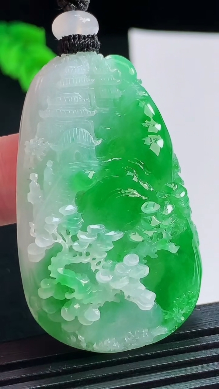 天然A货翡翠山水牌吊坠，尺寸47-29.5-11 重量:30.00g
8月3日
