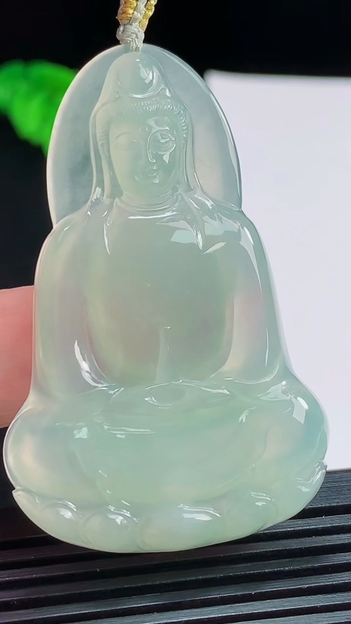 天然A货翡翠素衣观音吊坠，尺寸53-34-5.5 重量:17.32g
8月3日