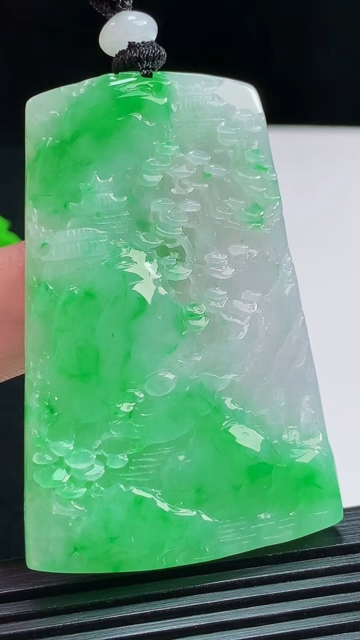 天然A货翡翠山水牌吊坠，尺寸55-36.2-5.2 重量:28.25g
8月3日