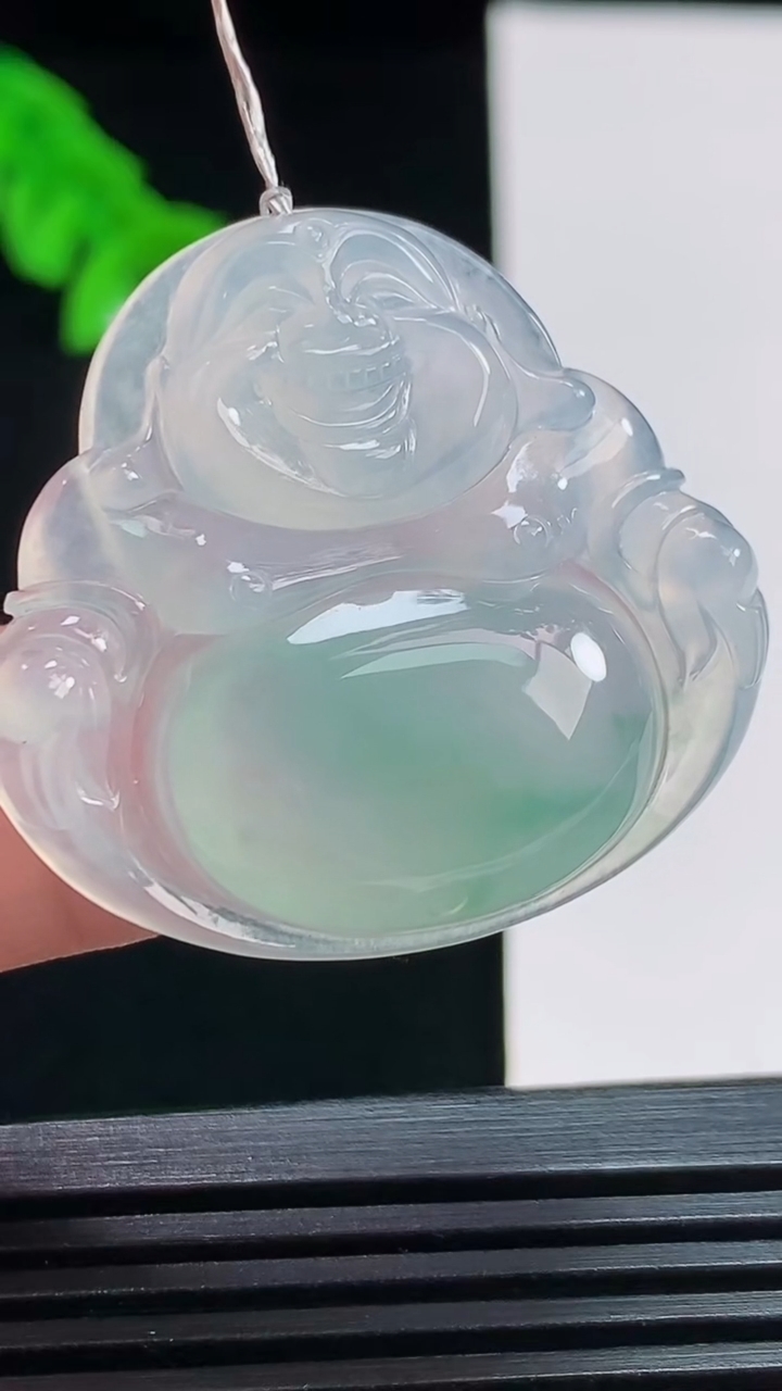 天然A货翡翠种飘花佛公吊坠，尺寸32-35-5.6 重量:9.37g
8月3日