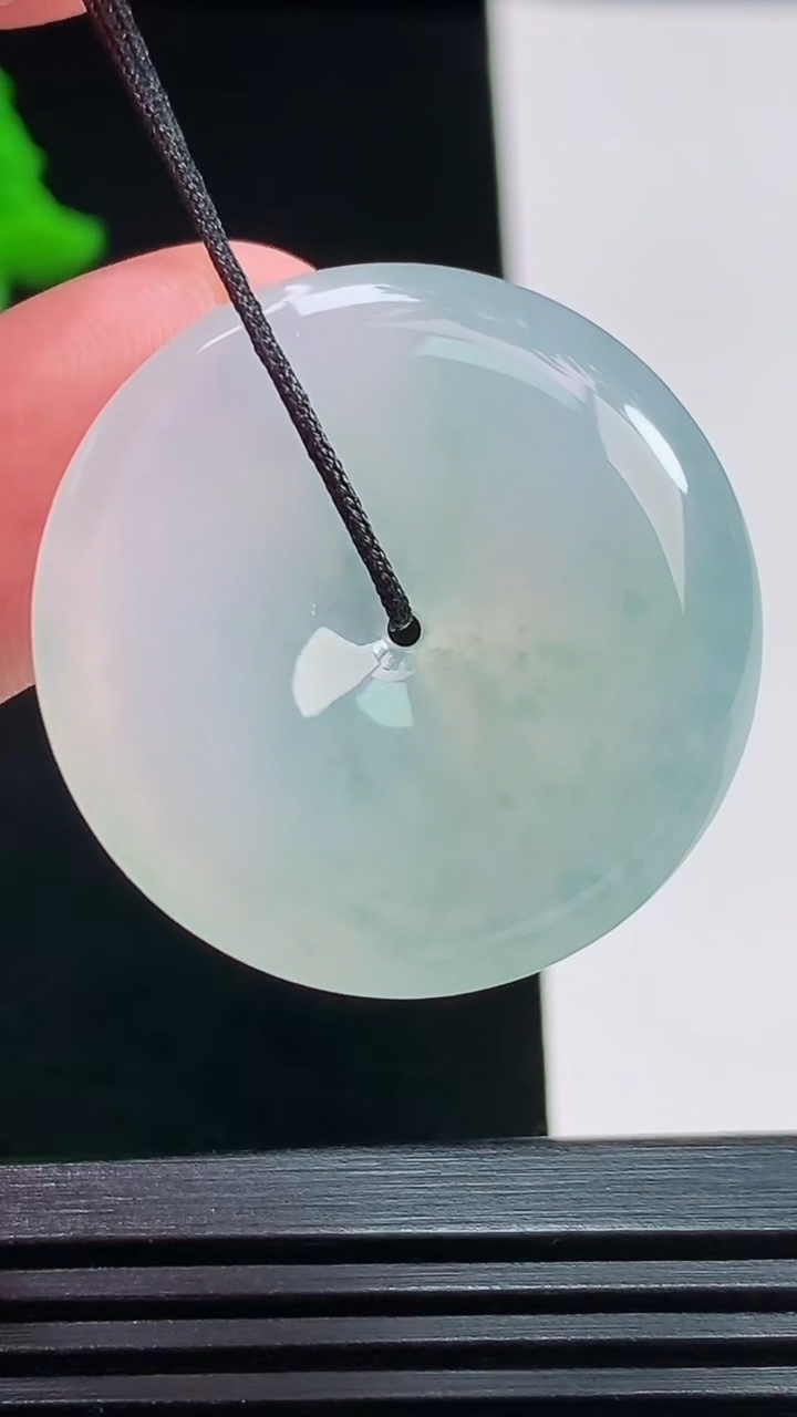 天然A货翡翠平安扣吊坠，尺寸30-5.6 重量:10.24g
8月3日