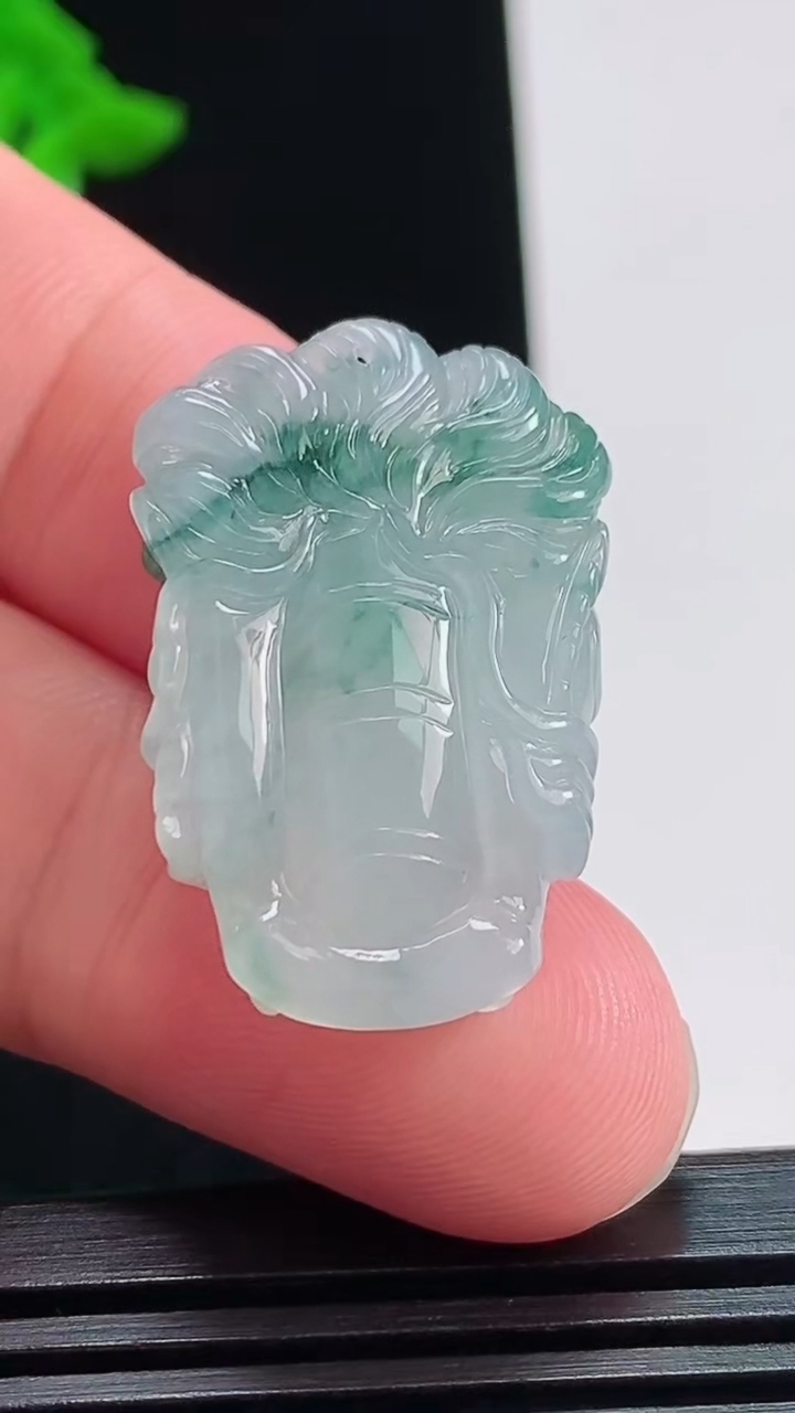天然A货翡翠飘花龙牌吊坠，尺寸30.5-19.8-9.2 重量:9.00g
8月3日