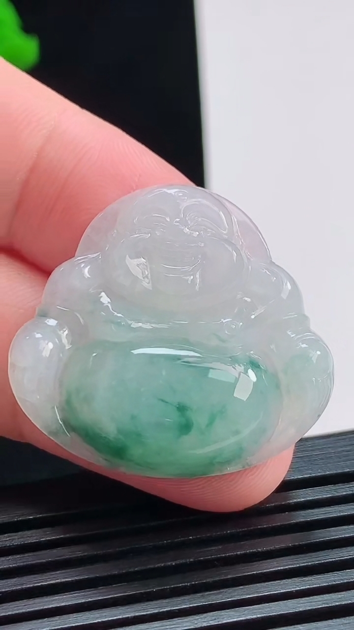 天然A货翡翠飘花佛公吊坠，尺寸30-32-5.8 重量:8.12g
8月3日