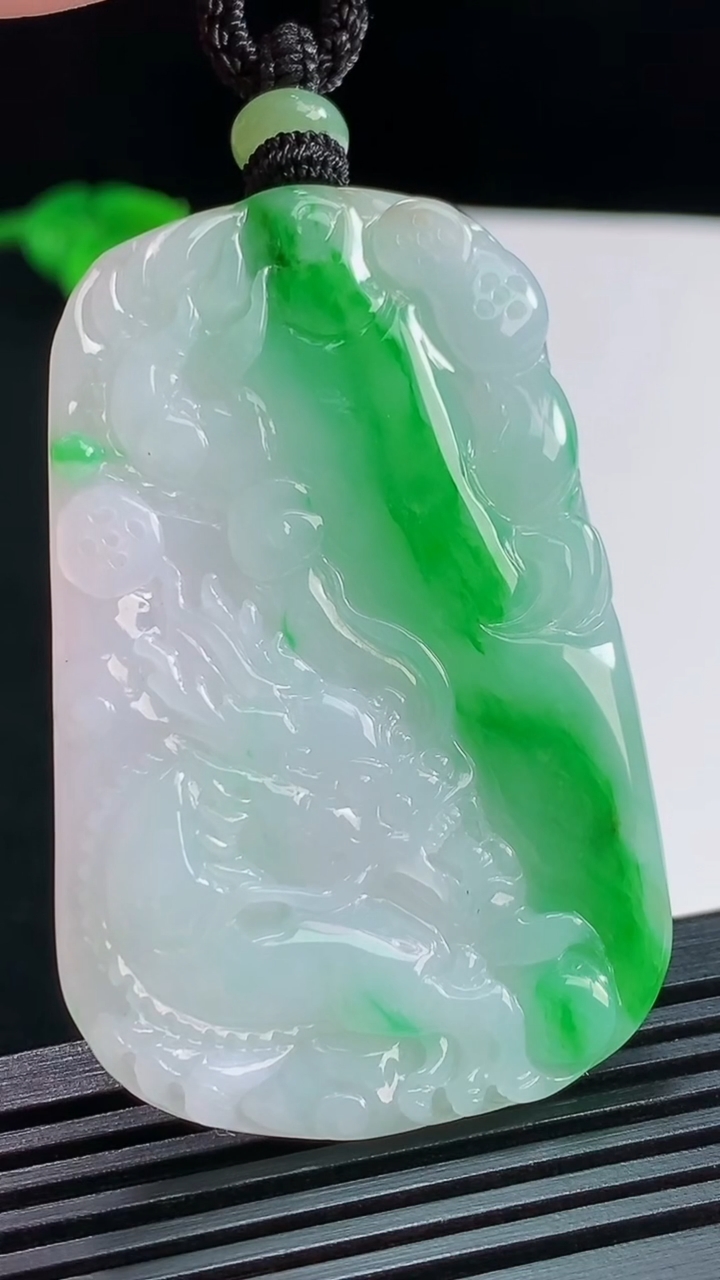天然A货翡翠龙牌吊坠，尺寸55-35.5-5 重量:25.78g
8月3日