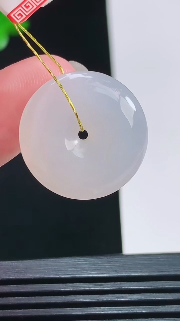 天然A货翡翠平安扣吊坠，尺寸21-5.2 重量:5.00g
8月3日