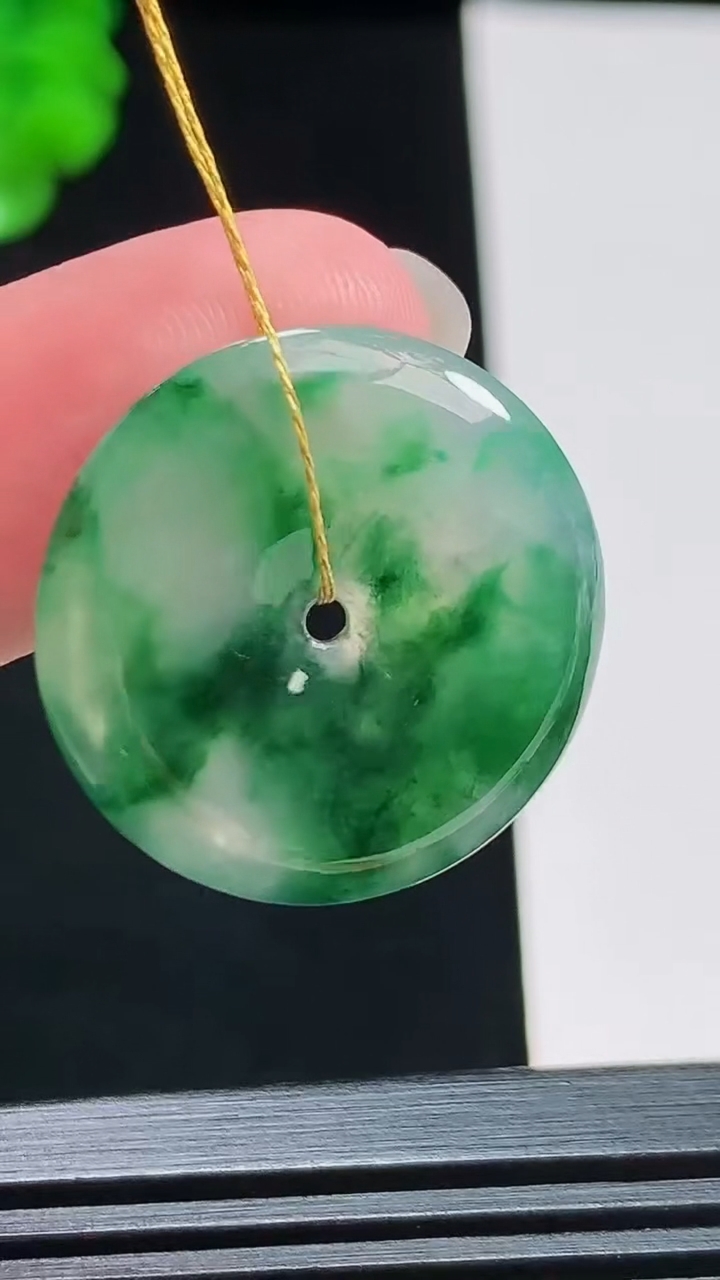 天然A货翡翠平安扣吊坠，尺寸24-3.6 重量:4.41g
8月3日
