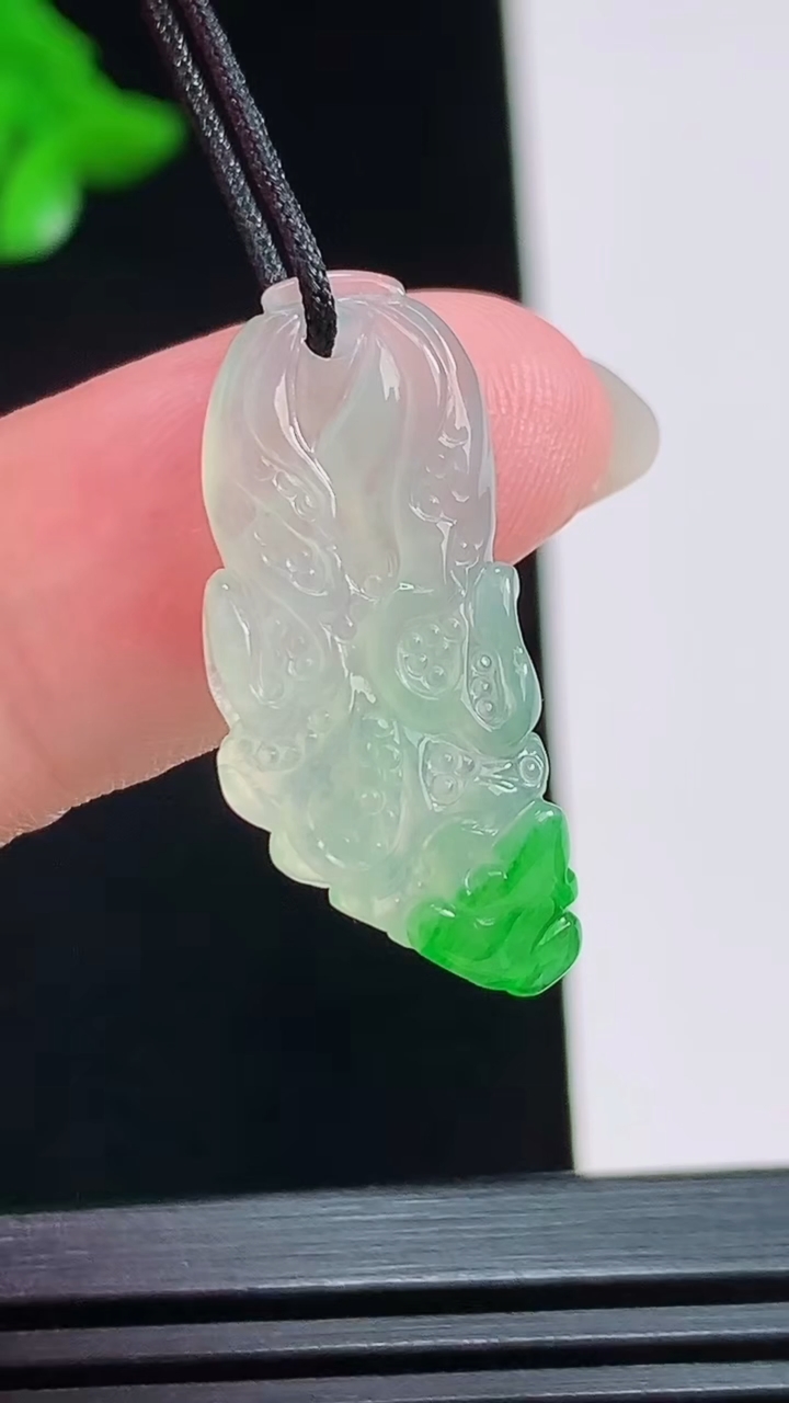 天然A货翡翠白菜吊坠，尺寸26-11-4 重量:2.42g
8月3日