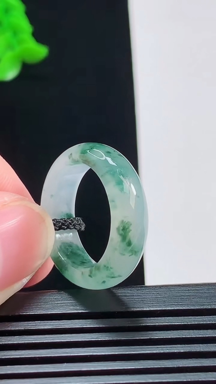 天然A货翡翠飘花玉指环 戒指，尺寸16.2-6.2-3.5 重量:4..06g2026年8月3日
工
