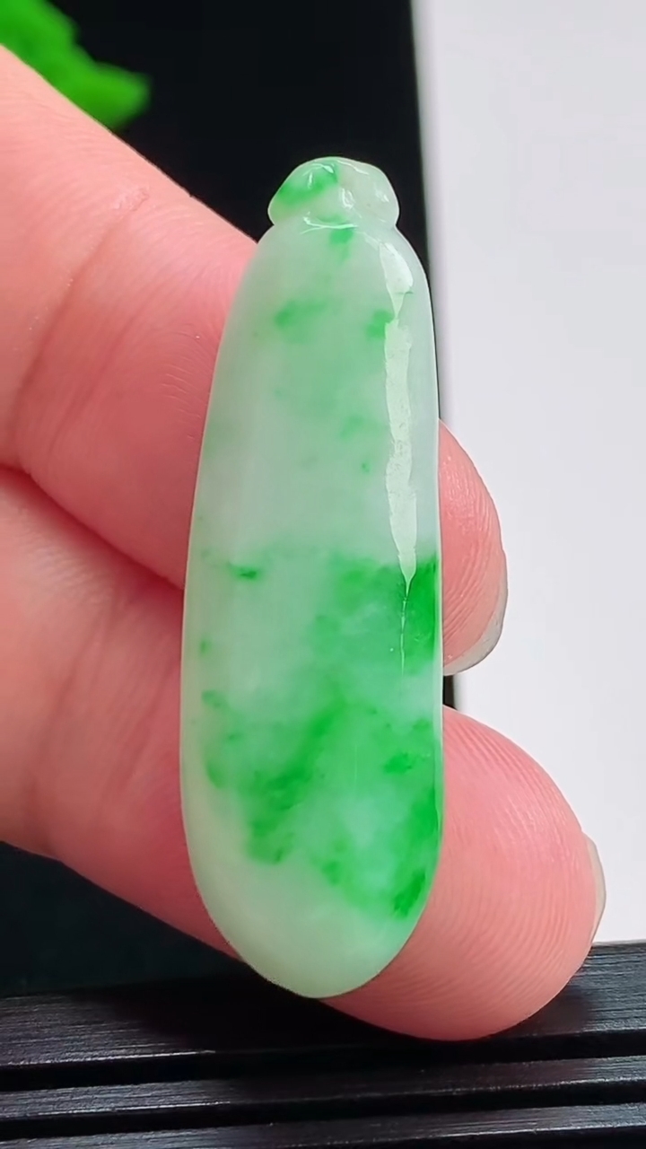 天然A货翡翠福瓜吊坠，尺寸39.5-12-5.2 重量:5.40g
8月3日
