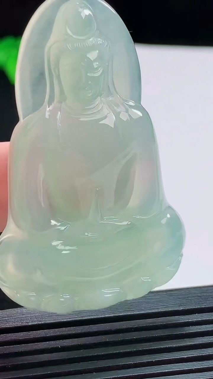 天然A货翡翠素衣观音吊坠，尺寸53-34-5.5 重量:17.32g
8月3日