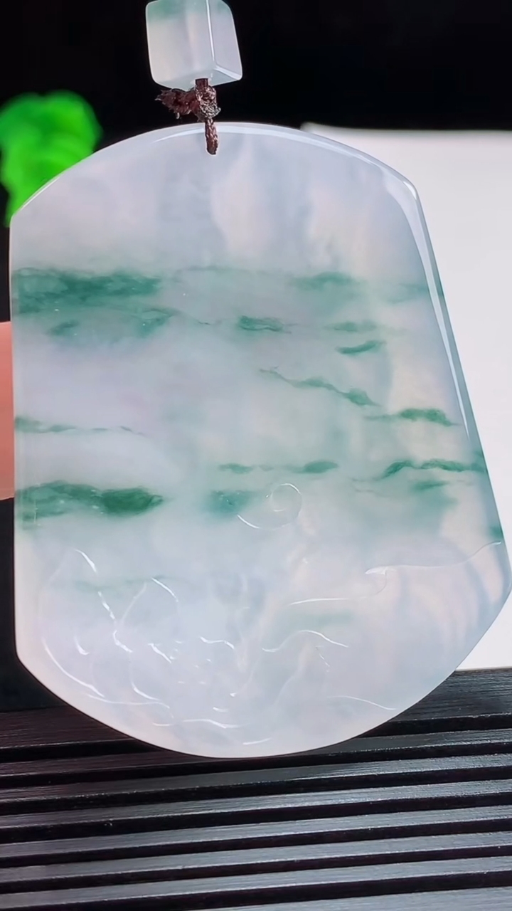 天然A货翡翠冰种飘花普贤菩萨吊坠，尺寸53-42.6-5.2，重量:28.55g
8月3日
