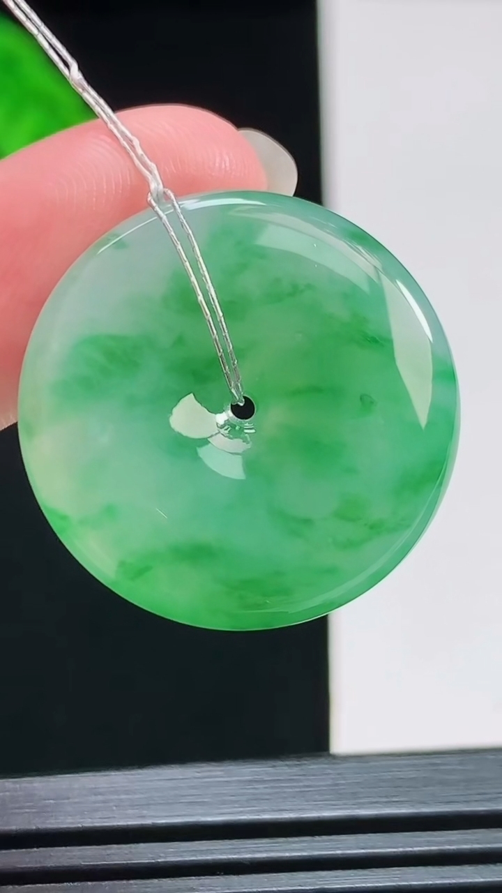 天然A货翡翠平安扣吊坠，尺寸25.5-5.2 重量:7.31g
8月3日