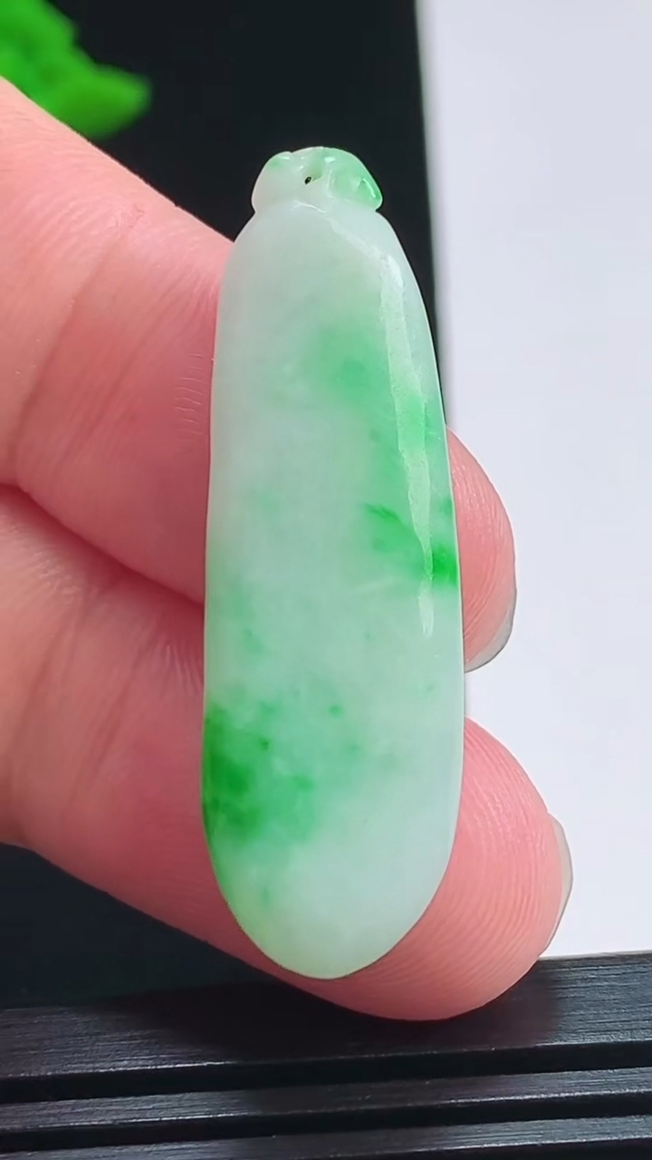 天然A货翡翠福瓜吊坠，尺寸39.5-12-5.2 重量:5.40g
8月3日
