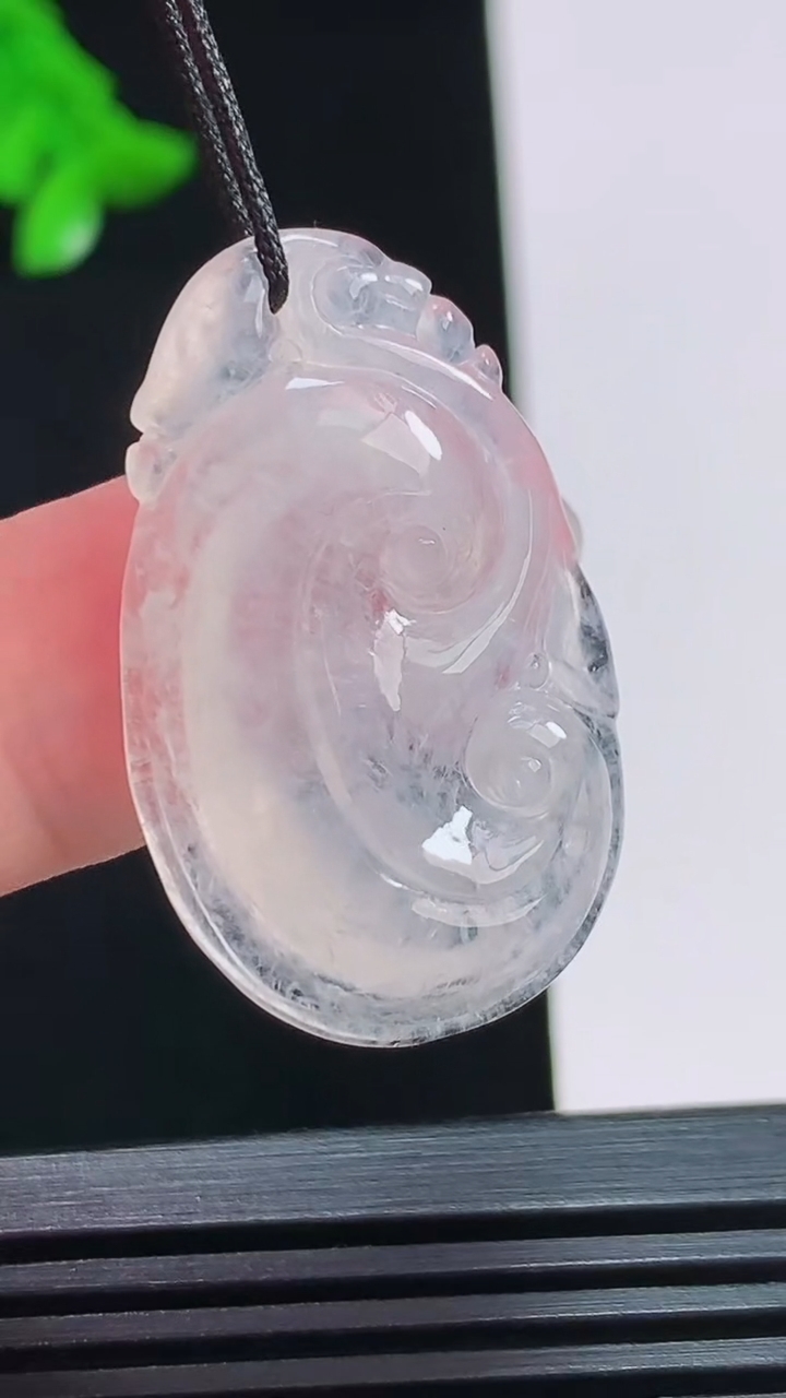 天然A货翡翠如意吊坠，尺寸33-20-5.5 重量:5.65g
8月3日