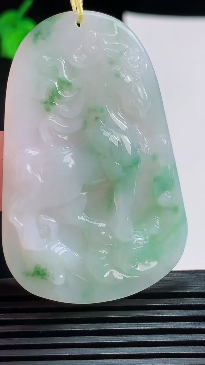 天然A货翡翠生肖马牌吊坠，尺寸54.5-36-6 重量:18.51g
8月3日