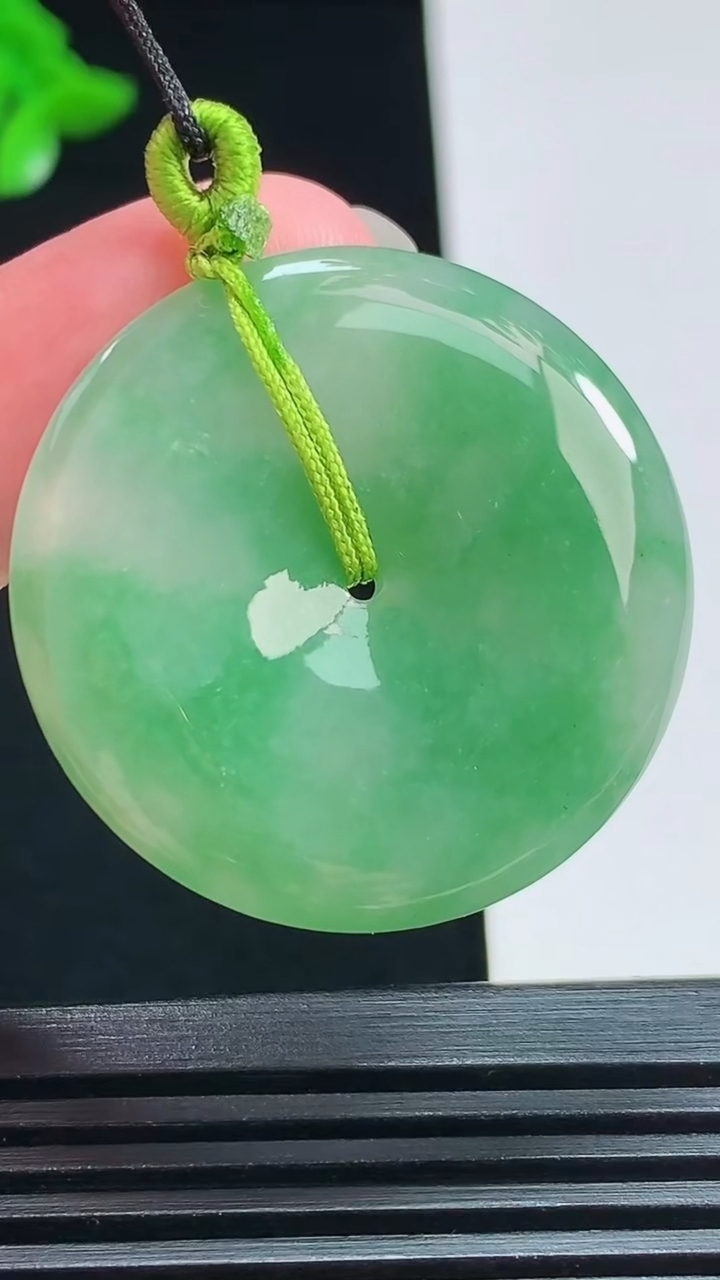 天然A货翡翠平安扣吊坠，尺寸33-5 重量:11.80g
8月3日