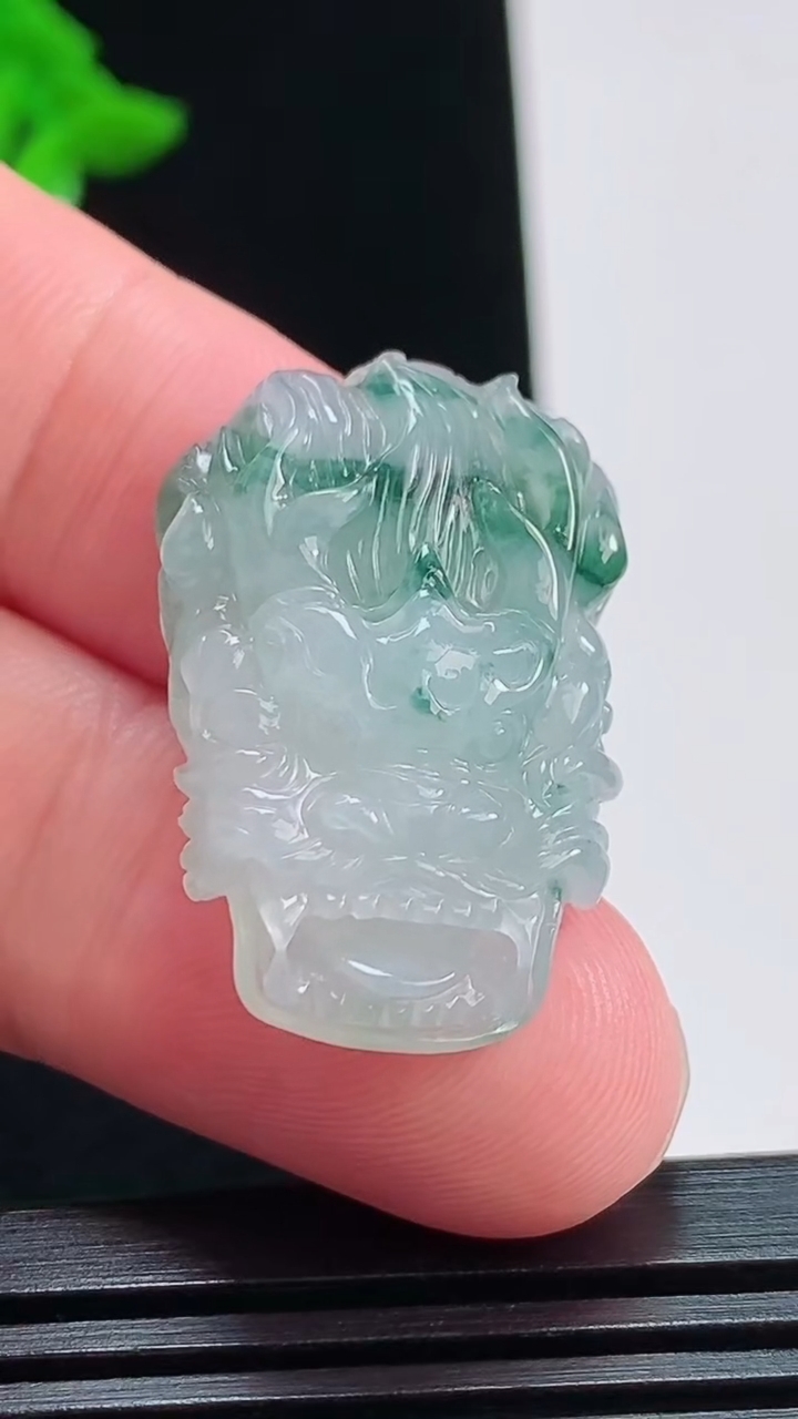 天然A货翡翠飘花龙牌吊坠，尺寸30.5-19.8-9.2 重量:9.00g
8月3日