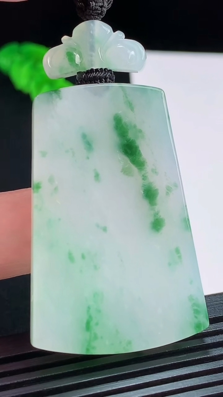 天然A货翡翠冰种飘花仿古无事牌吊坠，尺寸45.6-30-5.5 重量:26.15g
8月3日