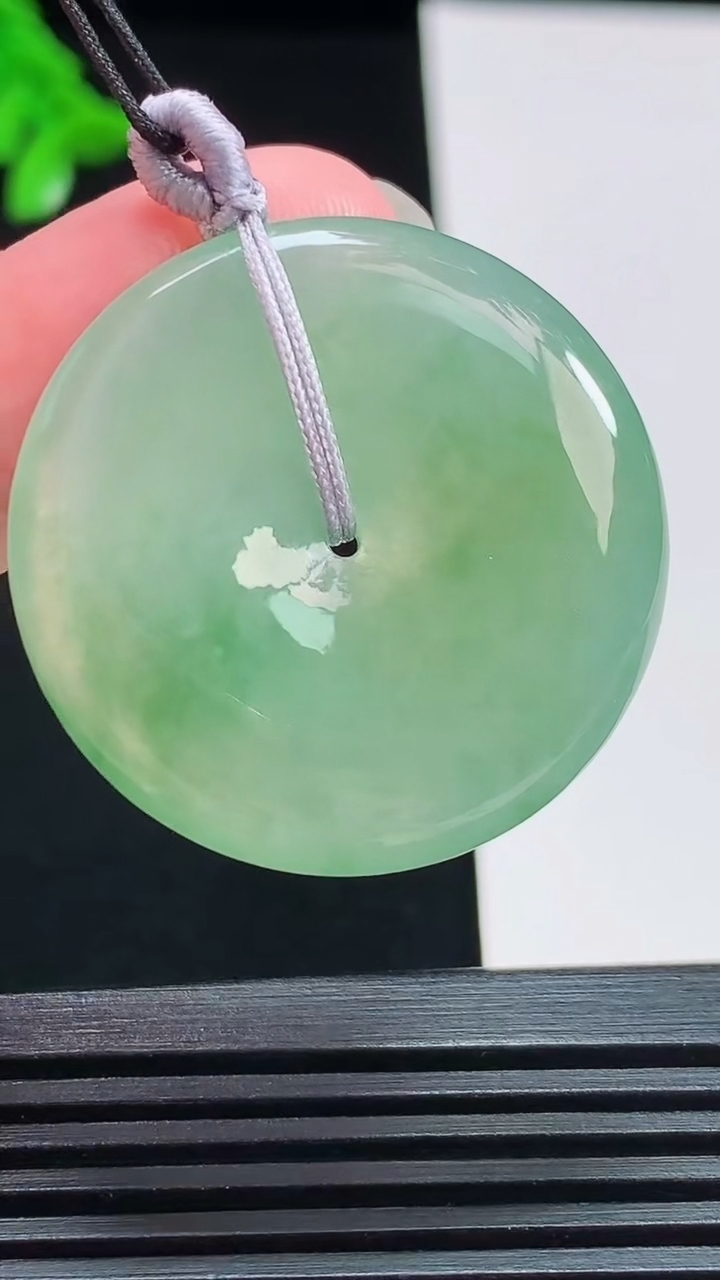 天然A货翡翠平安扣吊坠，尺寸32-6 重量:13.49g
8月3日
