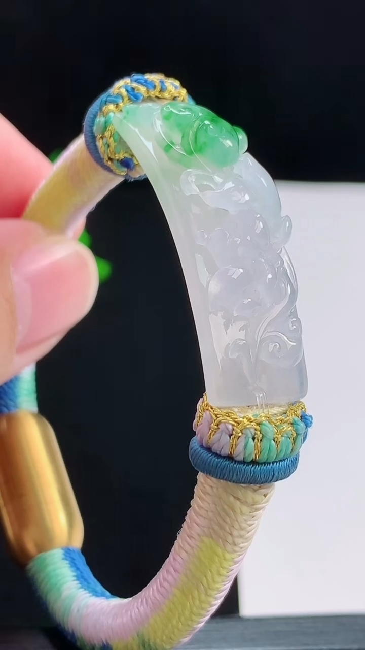 天然A货翡翠和和美美 荷花手牌，尺寸33.5-11-8 重量:16.10g
8月3日